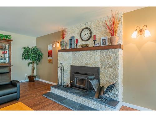 103 Johnson Road, Fruitvale, BC - Indoor Photo Showing Living Room With Fireplace