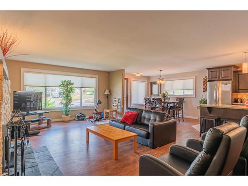 103 Johnson Road, Fruitvale, BC - Indoor Photo Showing Living Room