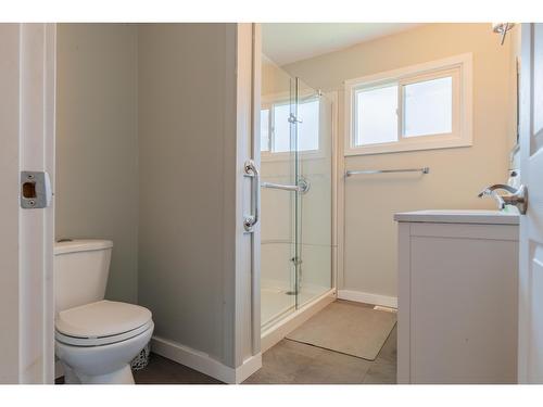 103 Johnson Road, Fruitvale, BC - Indoor Photo Showing Bathroom