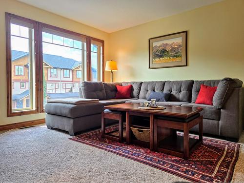 25 - 4878 Ridge Road, Radium Hot Springs, BC - Indoor Photo Showing Living Room