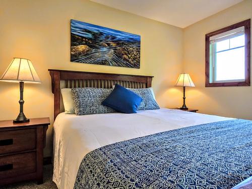 25 - 4878 Ridge Road, Radium Hot Springs, BC - Indoor Photo Showing Bedroom