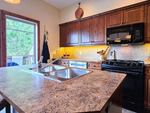 25 - 4878 Ridge Road, Radium Hot Springs, BC - Indoor Photo Showing Kitchen With Double Sink