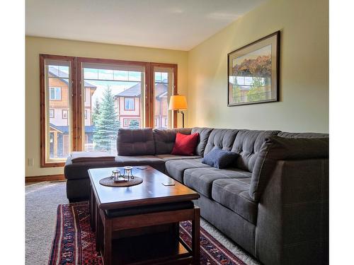 25 - 4878 Ridge Road, Radium Hot Springs, BC - Indoor Photo Showing Living Room