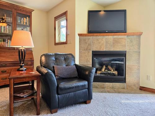 25 - 4878 Ridge Road, Radium Hot Springs, BC - Indoor Photo Showing Living Room With Fireplace