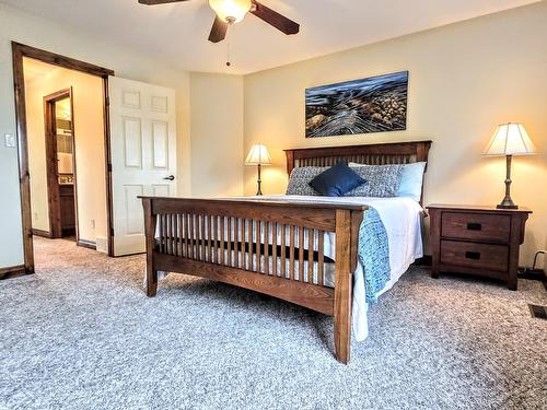 25 - 4878 Ridge Road, Radium Hot Springs, BC - Indoor Photo Showing Bedroom