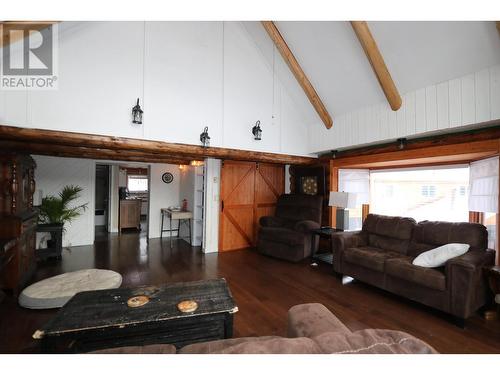 3168 Copeland Road, Quesnel, BC - Indoor Photo Showing Living Room