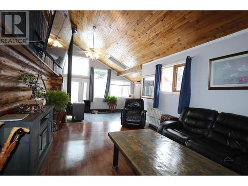 3168 Copeland Road, Quesnel, BC - Indoor Photo Showing Living Room