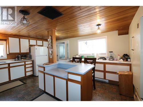 3168 Copeland Road, Quesnel, BC - Indoor Photo Showing Kitchen