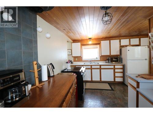 3168 Copeland Road, Quesnel, BC - Indoor Photo Showing Kitchen With Double Sink