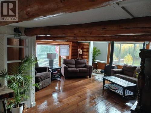 3168 Copeland Road, Quesnel, BC - Indoor Photo Showing Living Room