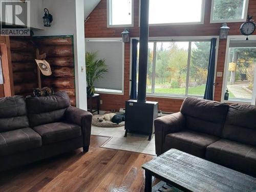 3168 Copeland Road, Quesnel, BC - Indoor Photo Showing Living Room