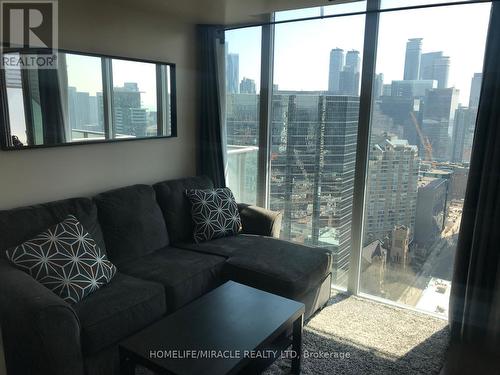 3302 - 126 Simcoe Street, Toronto (Waterfront Communities), ON - Indoor Photo Showing Living Room