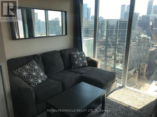 3302 - 126 Simcoe Street, Toronto (Waterfront Communities), ON - Indoor Photo Showing Living Room