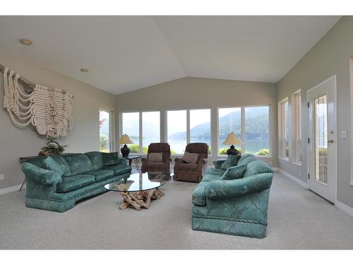 2194 Highway 3A, Nelson, BC - Indoor Photo Showing Living Room