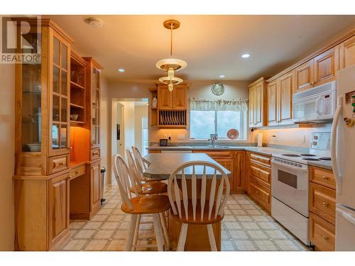 534 14Th  Avenue, Genelle, BC - Indoor Photo Showing Kitchen With Double Sink