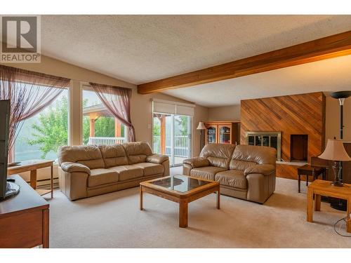 534 14Th  Avenue, Genelle, BC - Indoor Photo Showing Living Room