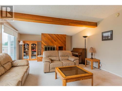 534 14Th  Avenue, Genelle, BC - Indoor Photo Showing Living Room