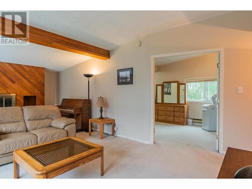 534 14Th  Avenue, Genelle, BC - Indoor Photo Showing Living Room