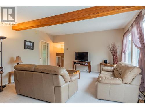 534 14Th  Avenue, Genelle, BC - Indoor Photo Showing Living Room