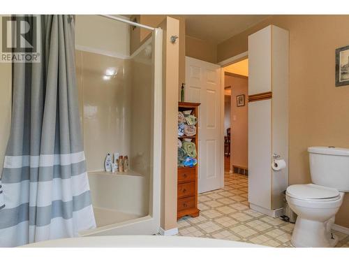 534 14Th  Avenue, Genelle, BC - Indoor Photo Showing Bathroom