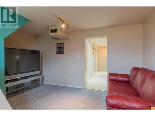 534 14Th  Avenue, Genelle, BC - Indoor Photo Showing Living Room