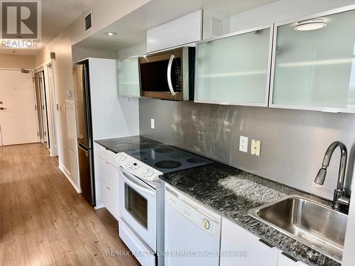 819 - 4K Spadina Avenue, Toronto, ON - Indoor Photo Showing Kitchen