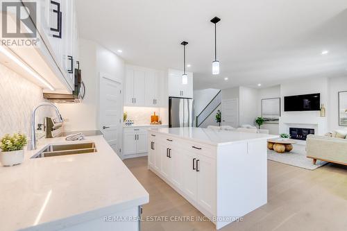 4 - 7966 Fallon Drive, London, ON - Indoor Photo Showing Kitchen With Double Sink With Upgraded Kitchen