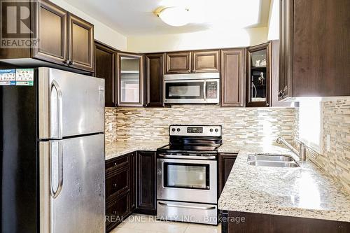 3331 Dovetail Mews, Mississauga, ON - Indoor Photo Showing Kitchen With Stainless Steel Kitchen With Double Sink With Upgraded Kitchen