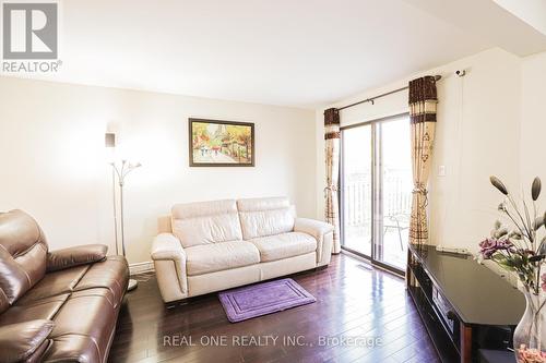 3331 Dovetail Mews, Mississauga, ON - Indoor Photo Showing Living Room