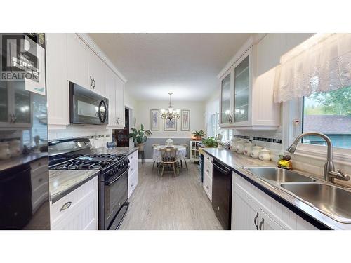 2826 Gook Road, Quesnel, BC - Indoor Photo Showing Kitchen With Double Sink