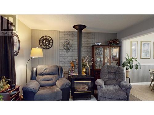 2826 Gook Road, Quesnel, BC - Indoor Photo Showing Living Room