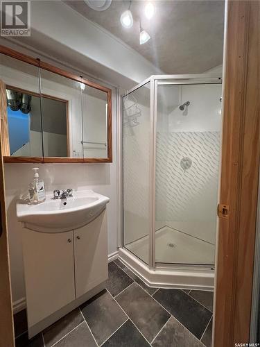 1438 3Rd Street, Estevan, SK - Indoor Photo Showing Bathroom