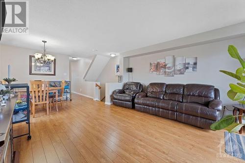 586 Lakeridge Drive, Ottawa, ON - Indoor Photo Showing Living Room