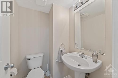 2 pc on main level - 586 Lakeridge Drive, Ottawa, ON - Indoor Photo Showing Bathroom