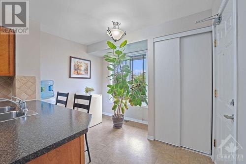 586 Lakeridge Drive, Ottawa, ON - Indoor Photo Showing Kitchen With Double Sink