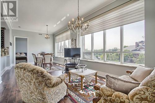 507 - 10101 Yonge Street, Richmond Hill (Crosby), ON - Indoor Photo Showing Living Room