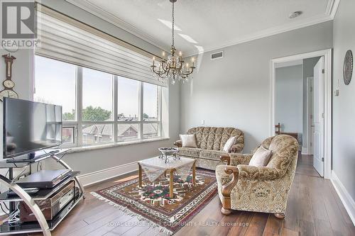 507 - 10101 Yonge Street, Richmond Hill (Crosby), ON - Indoor Photo Showing Living Room