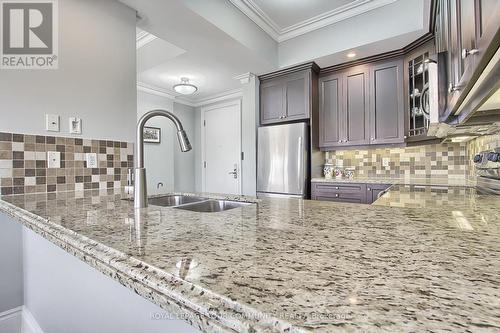 507 - 10101 Yonge Street, Richmond Hill (Crosby), ON - Indoor Photo Showing Kitchen With Double Sink With Upgraded Kitchen