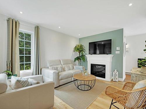 Salon - 1012 Ch. D'Entrelacs, Sainte-Marguerite-Du-Lac-Masson, QC - Indoor Photo Showing Living Room With Fireplace