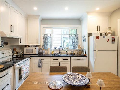 125 Prospect St, Newmarket, ON - Indoor Photo Showing Kitchen With Double Sink