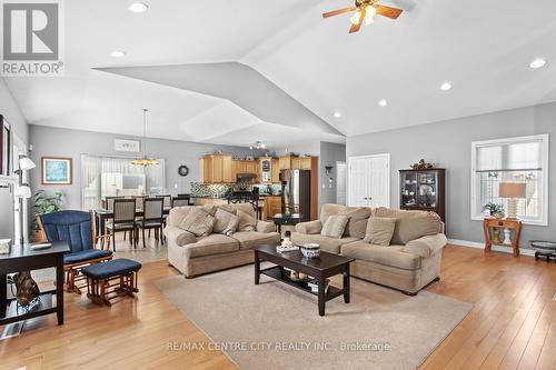 10 Hillview Drive, Thames Centre (Mossley), ON - Indoor Photo Showing Living Room