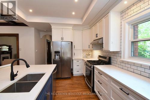 185 Fairleigh Avenue S, Hamilton, ON - Indoor Photo Showing Kitchen With Double Sink With Upgraded Kitchen