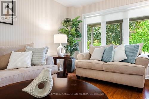 35 Treanor Crescent, Halton Hills, ON - Indoor Photo Showing Living Room