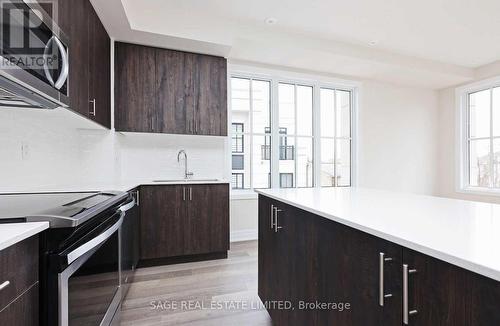 204 - 652 Cricklewood Drive, Mississauga (Mineola), ON - Indoor Photo Showing Kitchen With Upgraded Kitchen