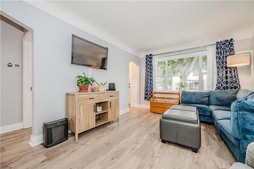 153 East 18Th Street, Hamilton, ON - Indoor Photo Showing Living Room