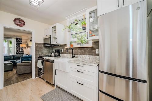 153 East 18Th Street, Hamilton, ON - Indoor Photo Showing Kitchen