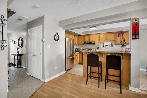 63 Magnolia Crescent, Grimsby, ON - Indoor Photo Showing Kitchen