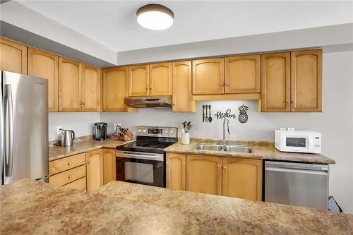 63 Magnolia Crescent, Grimsby, ON - Indoor Photo Showing Kitchen With Double Sink