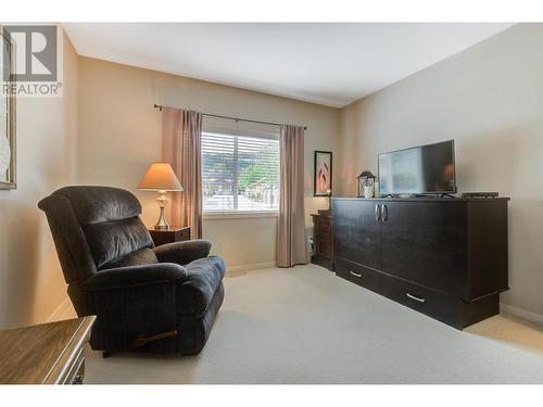 218 Glen Park Drive Unit# 7, Kelowna, BC - Indoor Photo Showing Bedroom