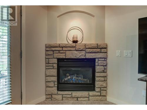 218 Glen Park Drive Unit# 7, Kelowna, BC - Indoor Photo Showing Living Room With Fireplace